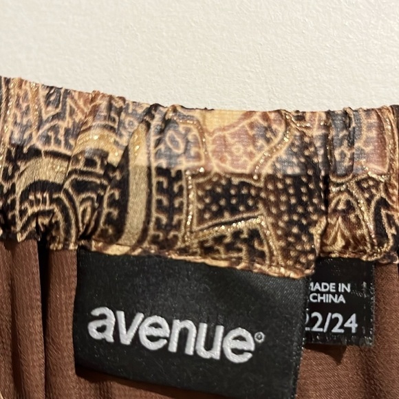 Avenue black brown tan floral paisley skirt. Size 22/24. - Picture 4 of 6